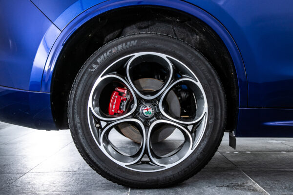 ステルヴィオ  2.0 ターボ Q4 ヴェローチェ 4WD