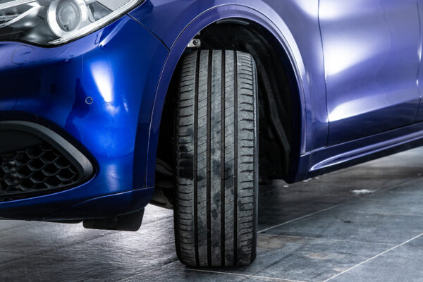 ステルヴィオ  2.0 ターボ Q4 ヴェローチェ 4WD