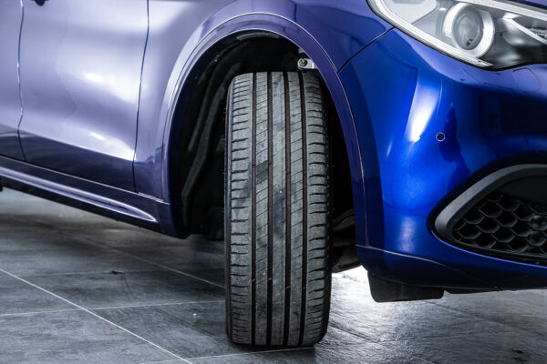 ステルヴィオ  2.0 ターボ Q4 ヴェローチェ 4WD