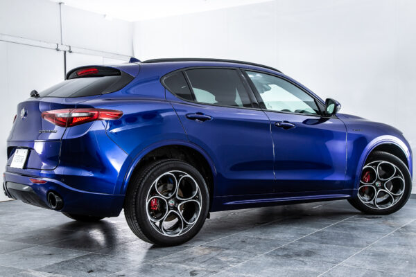 ステルヴィオ  2.0 ターボ Q4 ヴェローチェ 4WD