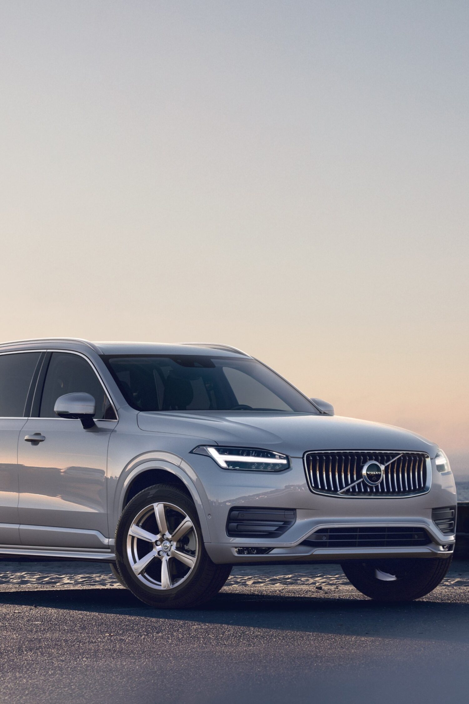 最近ディーゼルが廃止されたボルボの旗艦「XC90」だが、今回は更に仕様変更と新価格の発表が行われ、「ウルトラ」がハイエンドモデル名に付くこととなった。