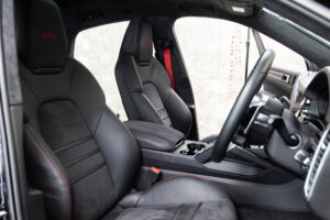 カイエンクーペ GTS Tip-S Rセンターシート 4WD