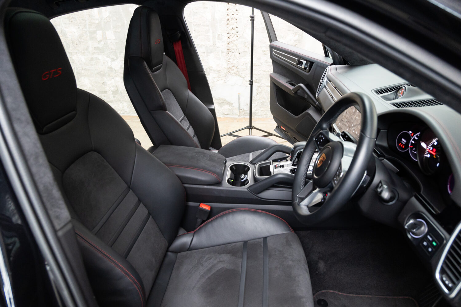 カイエンクーペ GTS Tip-S Rセンターシート 4WD