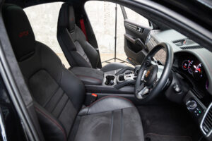 カイエンクーペ GTS Tip-S Rセンターシート 4WD
