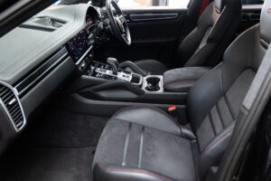 カイエンクーペ GTS Tip-S Rセンターシート 4WD