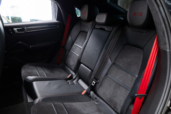 カイエンクーペ GTS Tip-S Rセンターシート 4WD