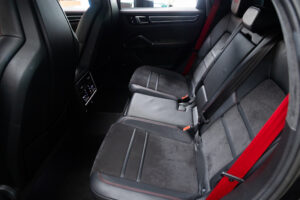 カイエンクーペ GTS Tip-S Rセンターシート 4WD