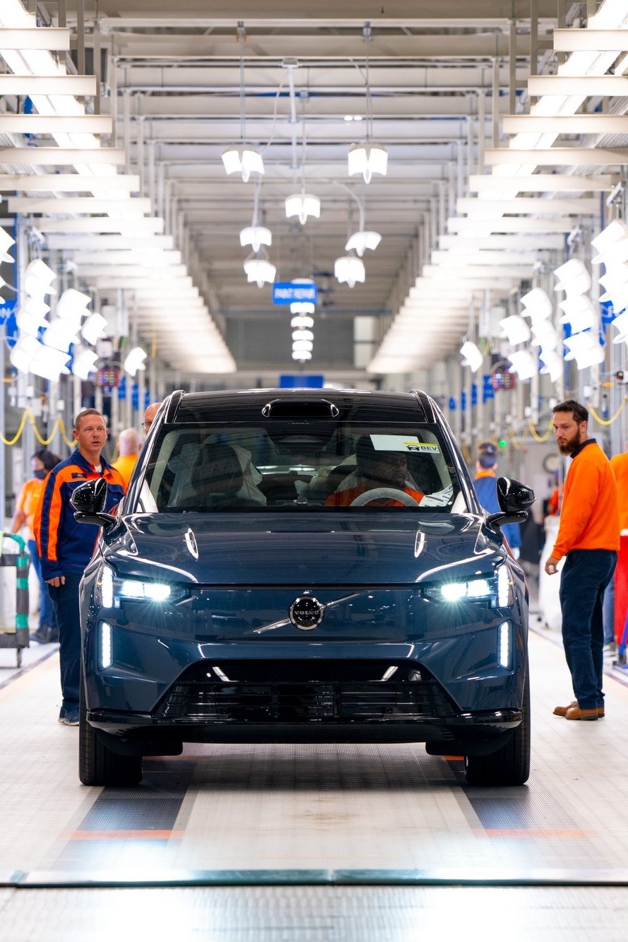 米国サウスカロライナ州チャールストン郊外にある工場でボルボのEVフラッグシップSUV「EX90」の生産が開始されたと発表された。今年後半には納車が開始される。