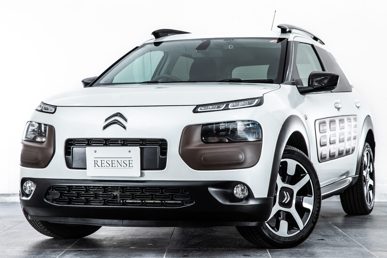 シトロエン C4 カクタス 1.2 200台限定車|在庫車情報|RESENSE(レセンス)|車から新たな価値を創造する シトロエン C4 カクタス 1.2 200台限定車|在庫車情報|RESENSE(レセンス)|車から新たな価値を創造する