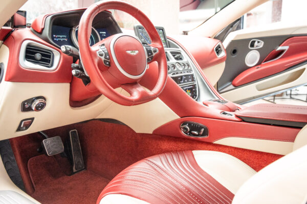 DB11 V8 左H