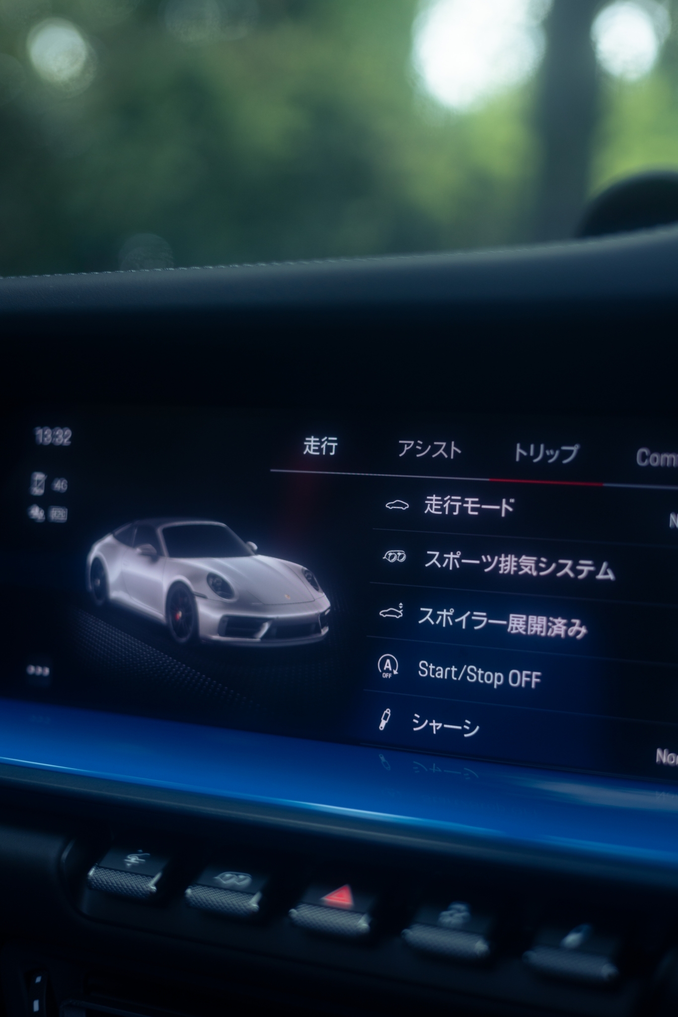 ポルシェ911タルガ4 GTS（4WD/8AT）淡く自然光の射し込むコックピット
