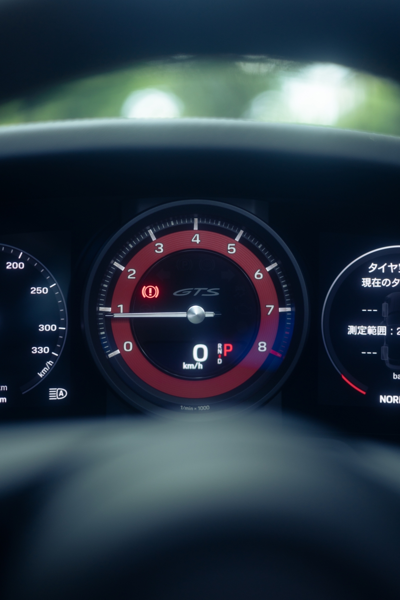 ポルシェ911タルガ4 GTS（4WD/8AT）淡く自然光の射し込むコックピット