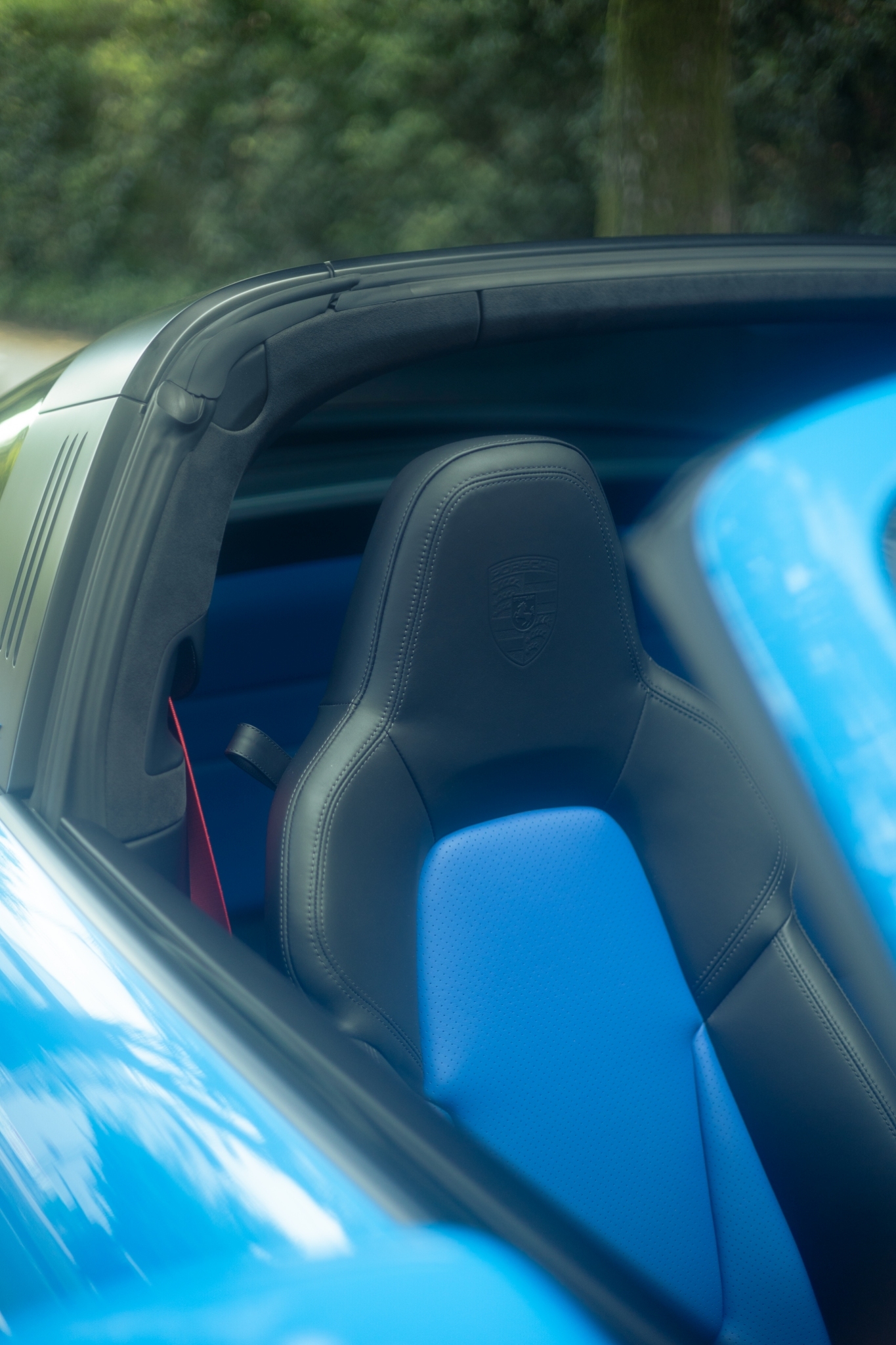 ポルシェ911タルガ4 GTS（4WD/8AT）淡く自然光の射し込むコックピット