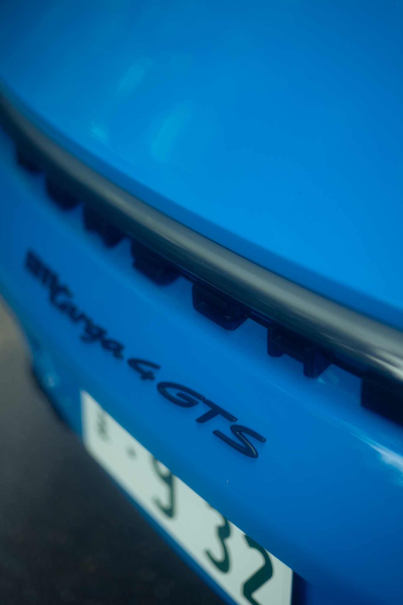 ポルシェ911タルガ4 GTS（4WD/8AT）淡く自然光の射し込むコックピット