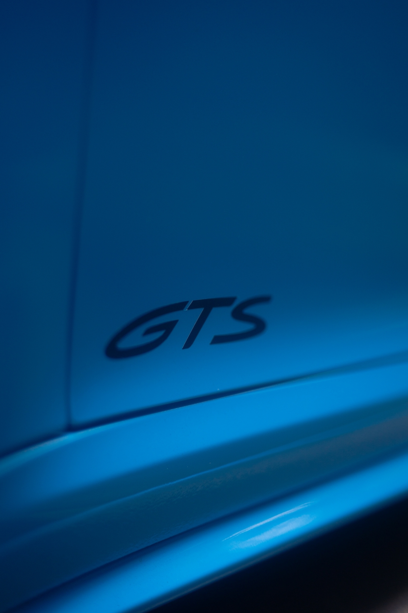 ポルシェ911タルガ4 GTS（4WD/8AT）淡く自然光の射し込むコックピット