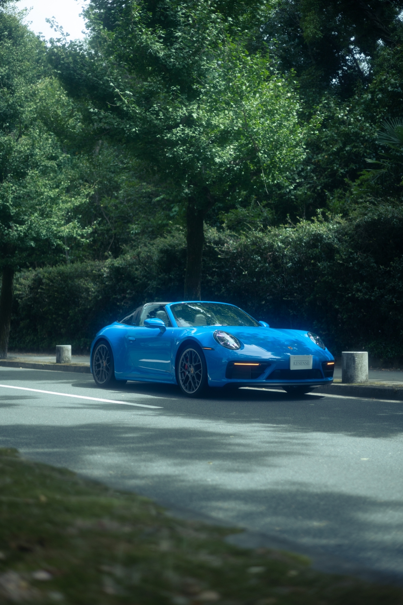 ポルシェ911タルガ4 GTS（4WD/8AT）淡く自然光の射し込むコックピット