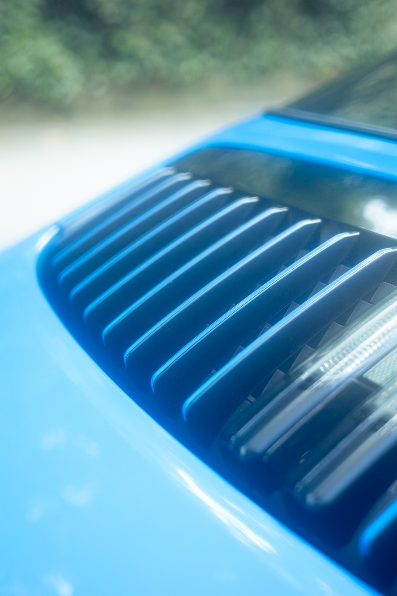 ポルシェ911タルガ4 GTS（4WD/8AT）淡く自然光の射し込むコックピット