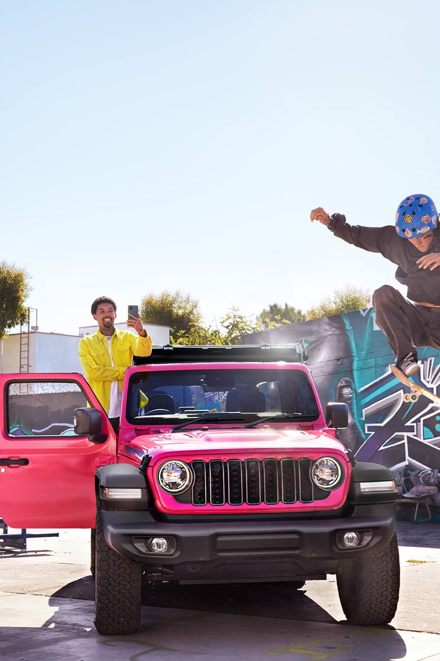 ジープは限定車「ラングラー・リミテッドエディション・ウィズ・サンライダー・フリップ・トップ・フォア・ハードトップ」を400台限定で、グレードとカラーを2色展開。