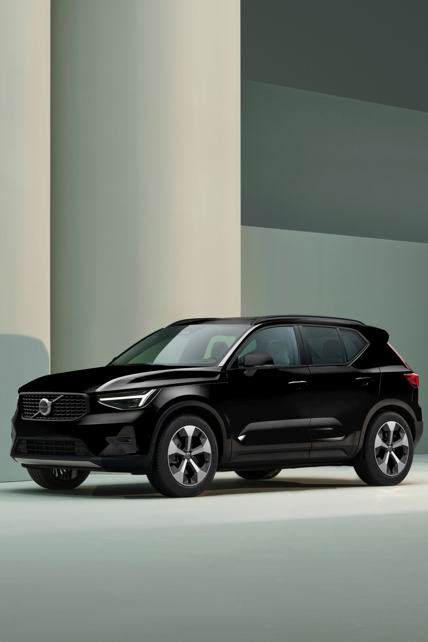 ボルボXC40にダークエディションの発売を開始。本エディションは2023年に導入され人気を博した特別仕様車で、今回はパノラマ・ガラス・サンルーフを追加装備する。