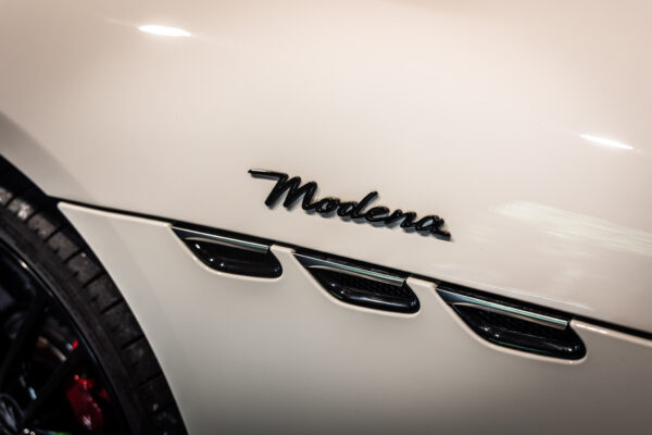 グラントゥーリズモ　モデナ 4WD