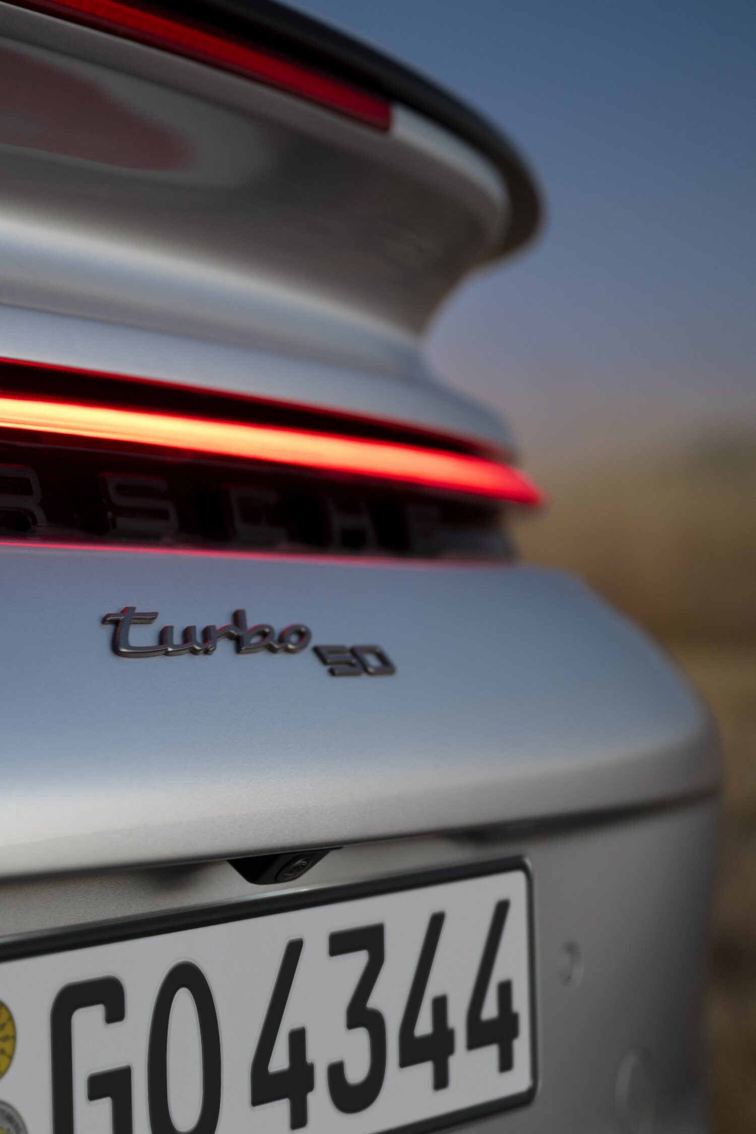 ポルシェは初代911ターボがデビューした年にちなみ、先代911ターボSをベースにしたこの特別なモデルを「1974台」生産すると発表。