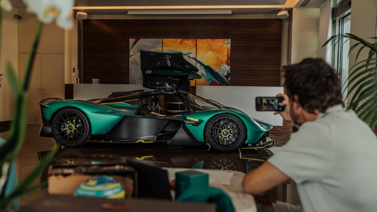 フェルナンド・アロンソにアストン・マーティン・ヴァルキリー納車　ディテールは？