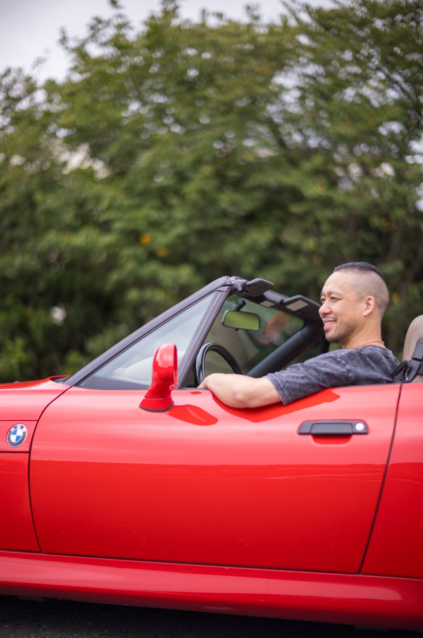 頭の片隅にずっとあった真っ赤なBMW Z3。平井さんは購入に至るまでのRESENSE（レセンス）の「寄り添い」に、このクルマを「高い、安い」の基準でなく選んだ。