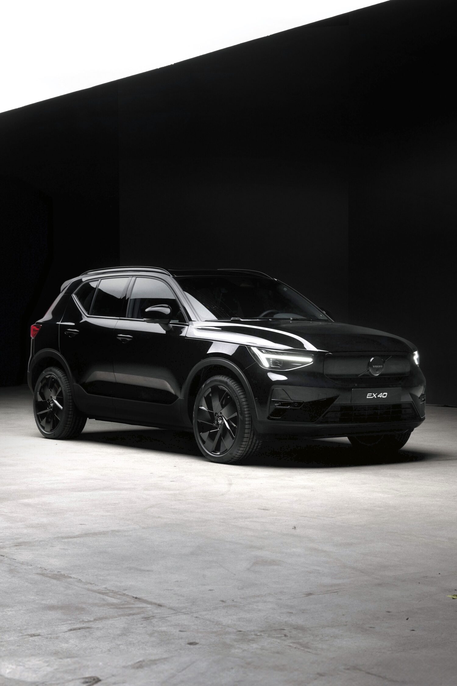ボルボは、EVのXC40リチャージの名称をEX40に変更。今回の名称変更でリチャージのプロダクトライン名称を廃止し、EVとしてより分かりやすく整理する形をとる。