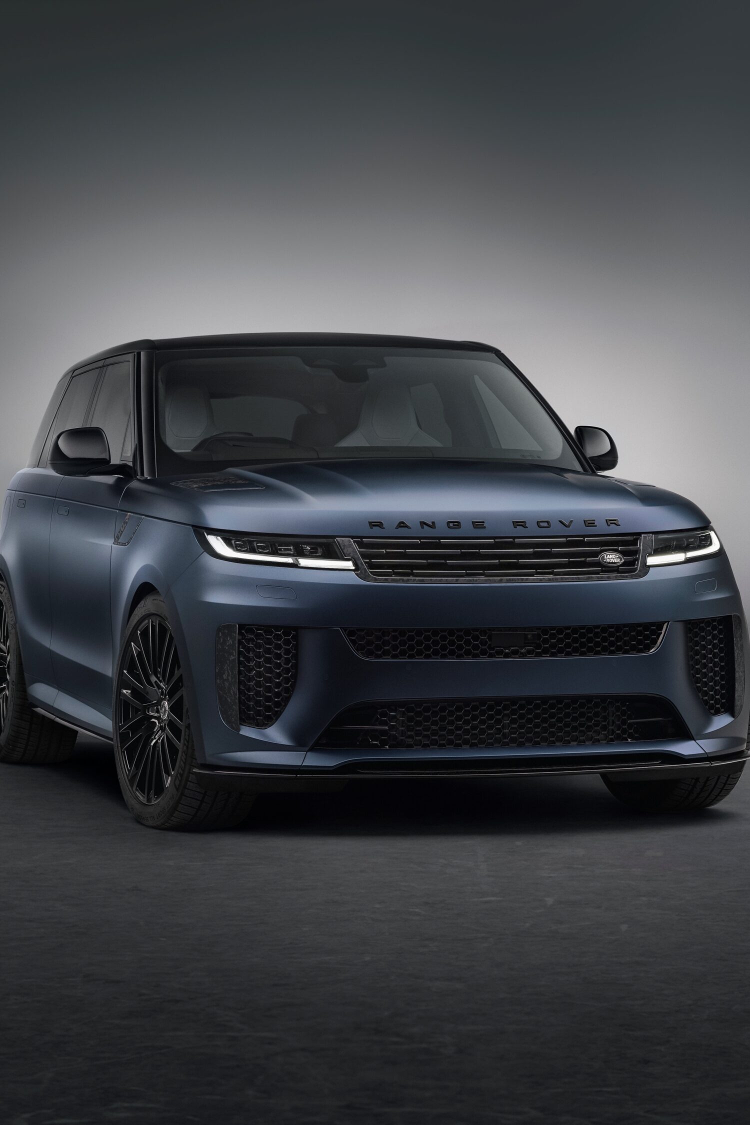 ランドローバーはレンジローバー・スポーツSVにエディション2を発表。「レンジローバー・スポーツSV」の第2弾となり、プライオリティモデルも5種類用意されている。