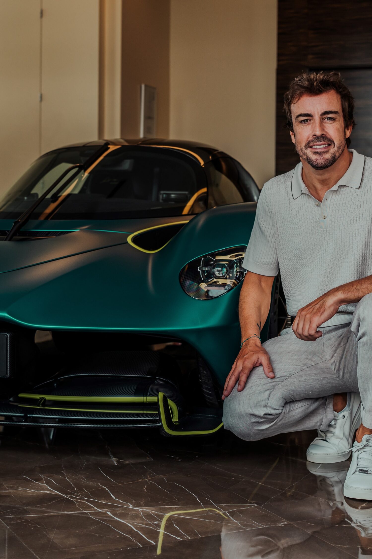 フェルナンド・アロンソにアストン・マーティン・ヴァルキリーが納車された。彼のクルマ、レッド・アルマイト仕上げのアクセル・ペダルに「14」の刻印が施されている。