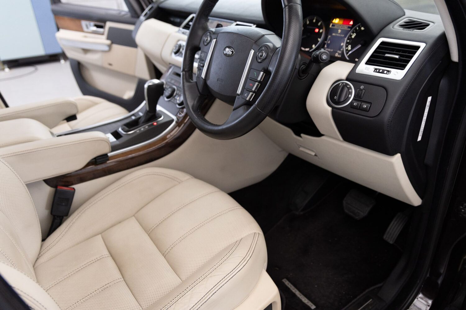 レンジローバースポーツ 5.0 V8 スーパーチャージド 4WD