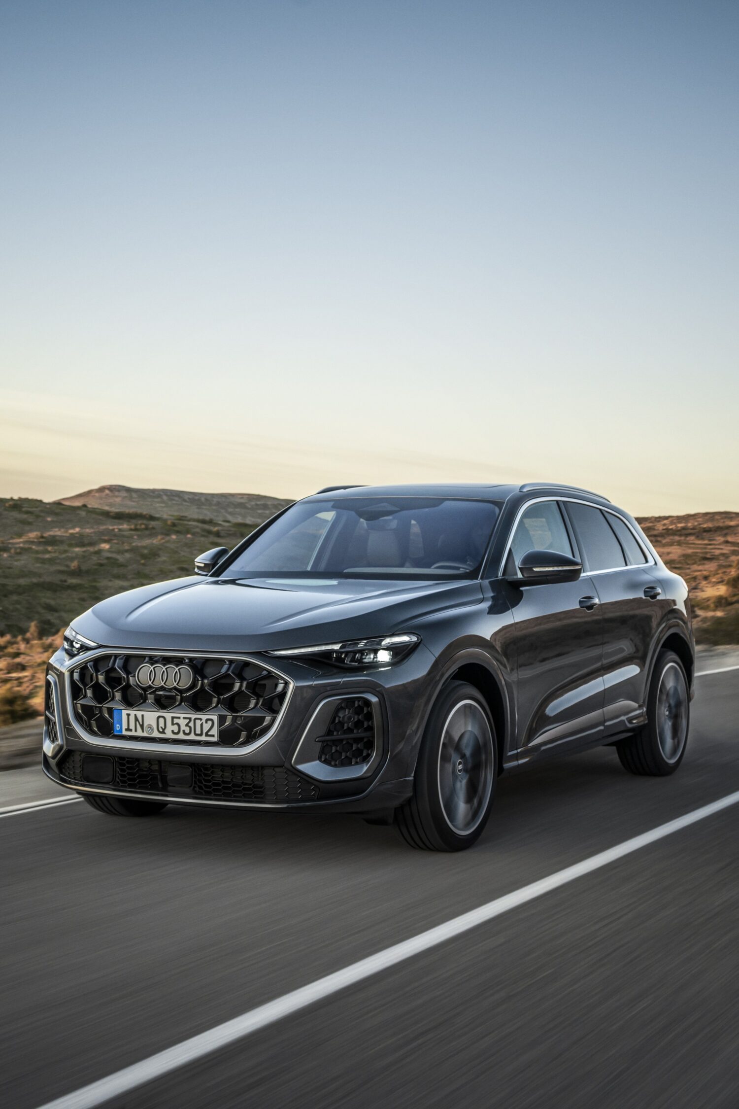 アウディは最新世代のQ5シリーズを発表。MHEV plusテクノロジーにより、さらに経済的なガソリン/ディーゼルエンジンを搭載し、内外装全体が刷新されている。