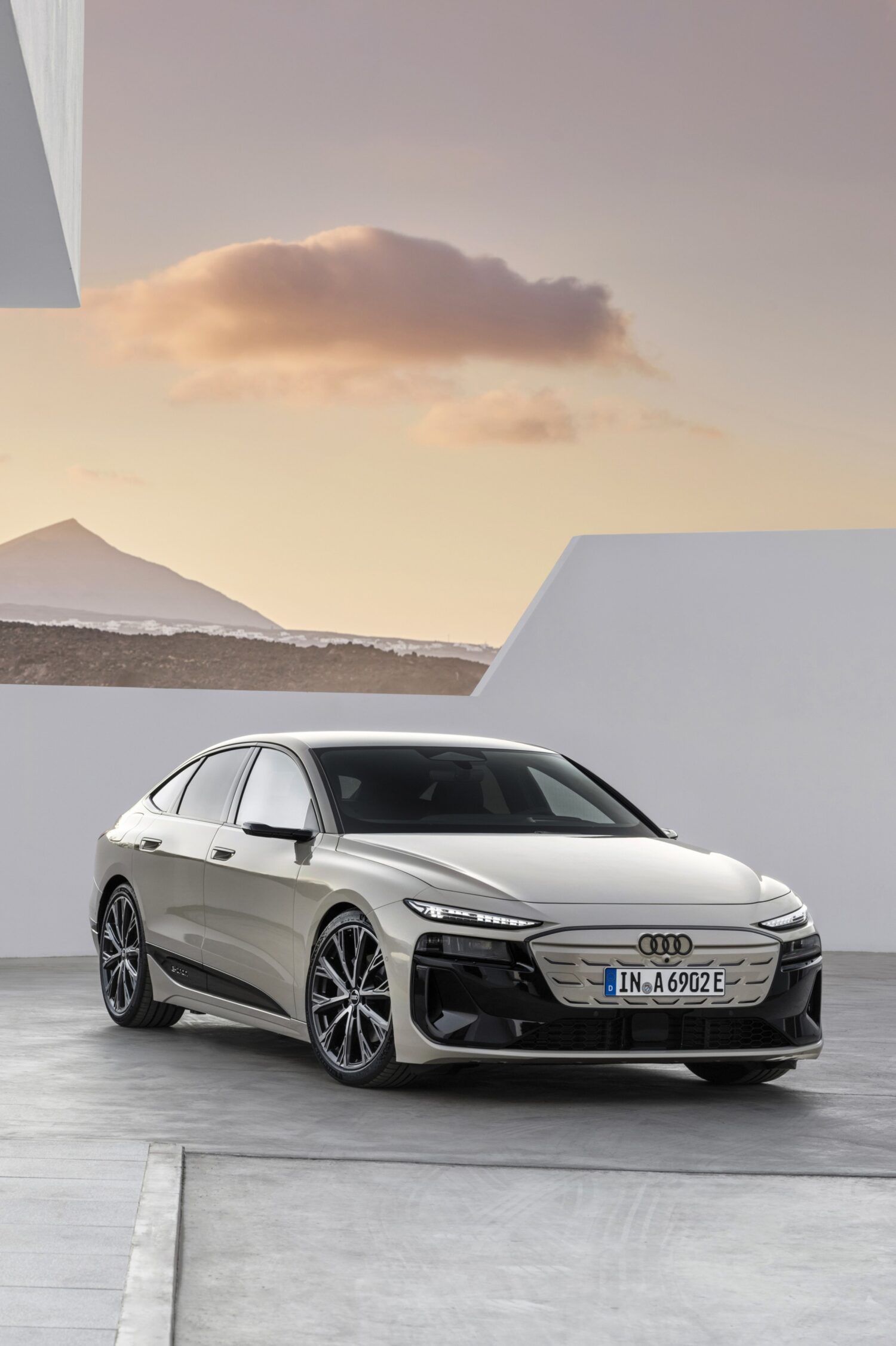 アウディA6 eトロンに新たなエントリーモデルを発表。それぞれ一充電走行距離は、A6 eトロンが最長627km、A6 eトロン・クワトロは最長716kmだ。