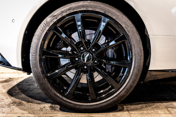 DB11 V8