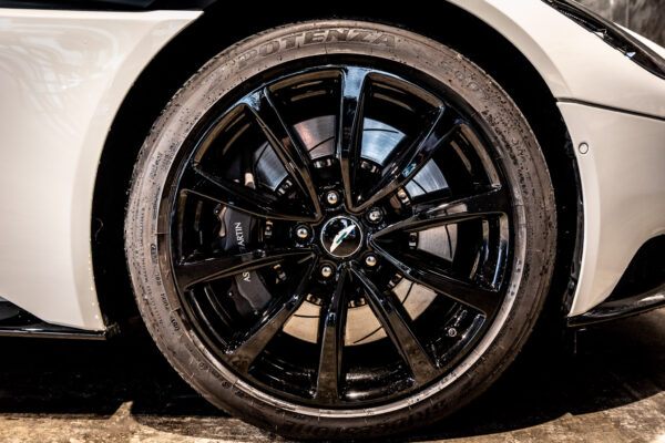 DB11 V8