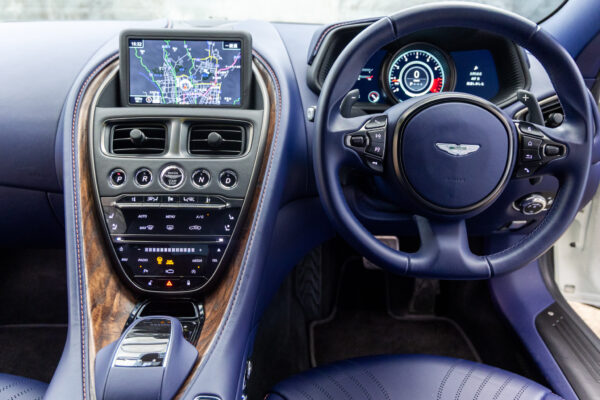 DB11 V8