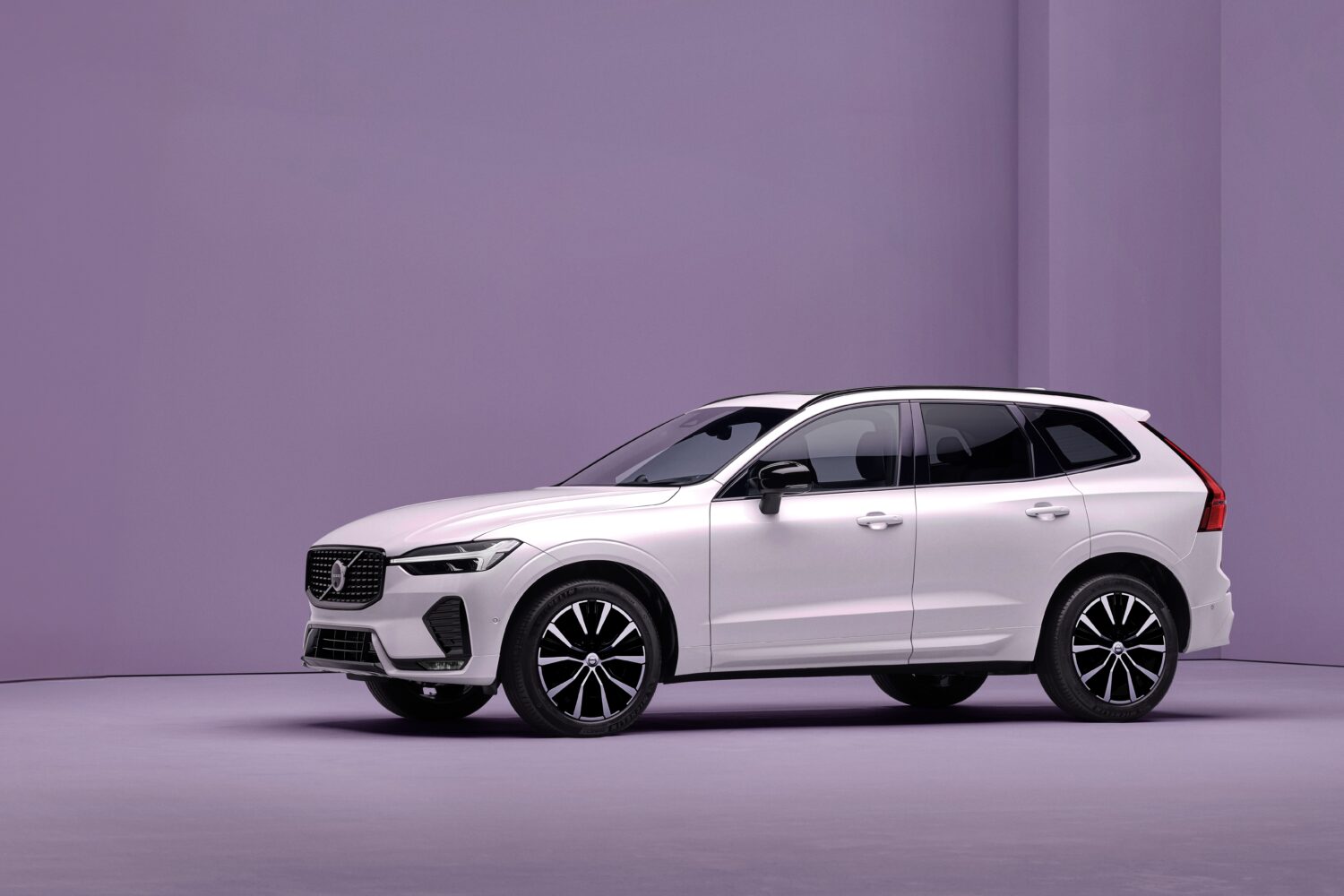 ボルボXC60 ダークエディション 他モデルで好評のダークエクステリアを