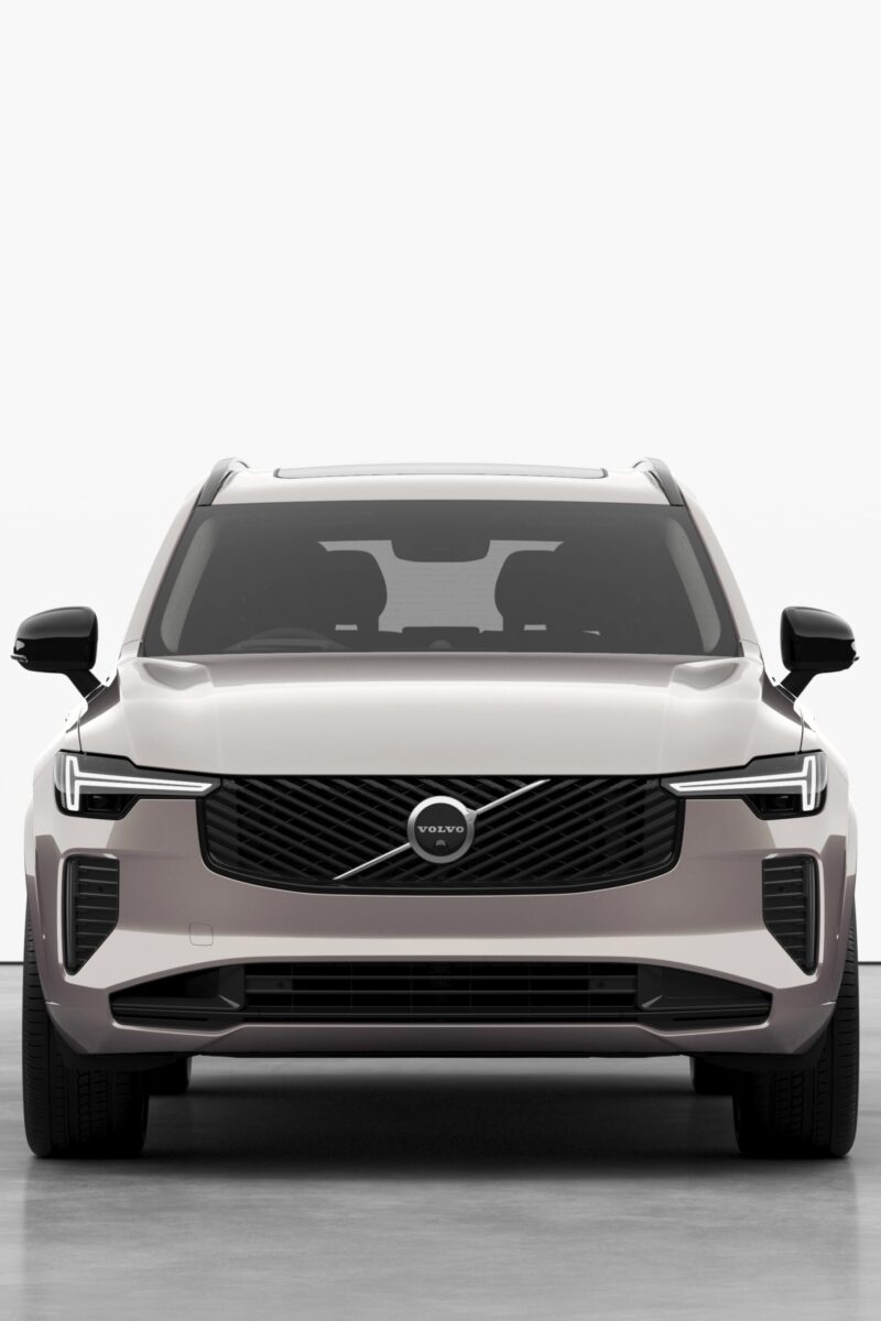 XC90は、PHEV車として一充電で73kmのEV航続距離を誇る優れたモデルで、モード選択により、常時全輪駆動やオフロード走行モードを選択することも可能だ。