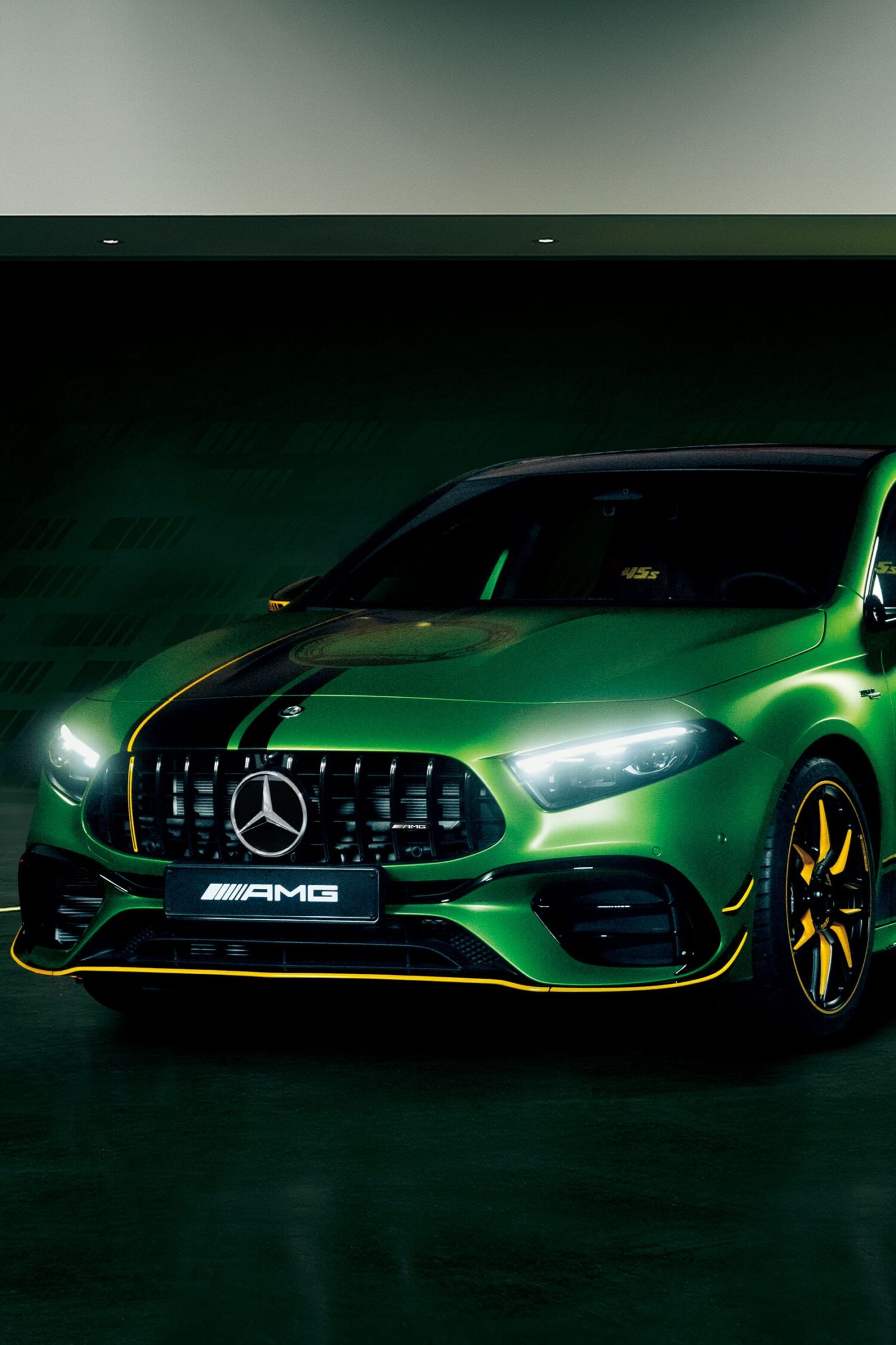 A45S 4マティック+にファイナル・エディションが登場。クラス初のAMGグリーンヘルマグノ（マット）、日本限定のマットカラーや、ポーラーホワイトが採用される。