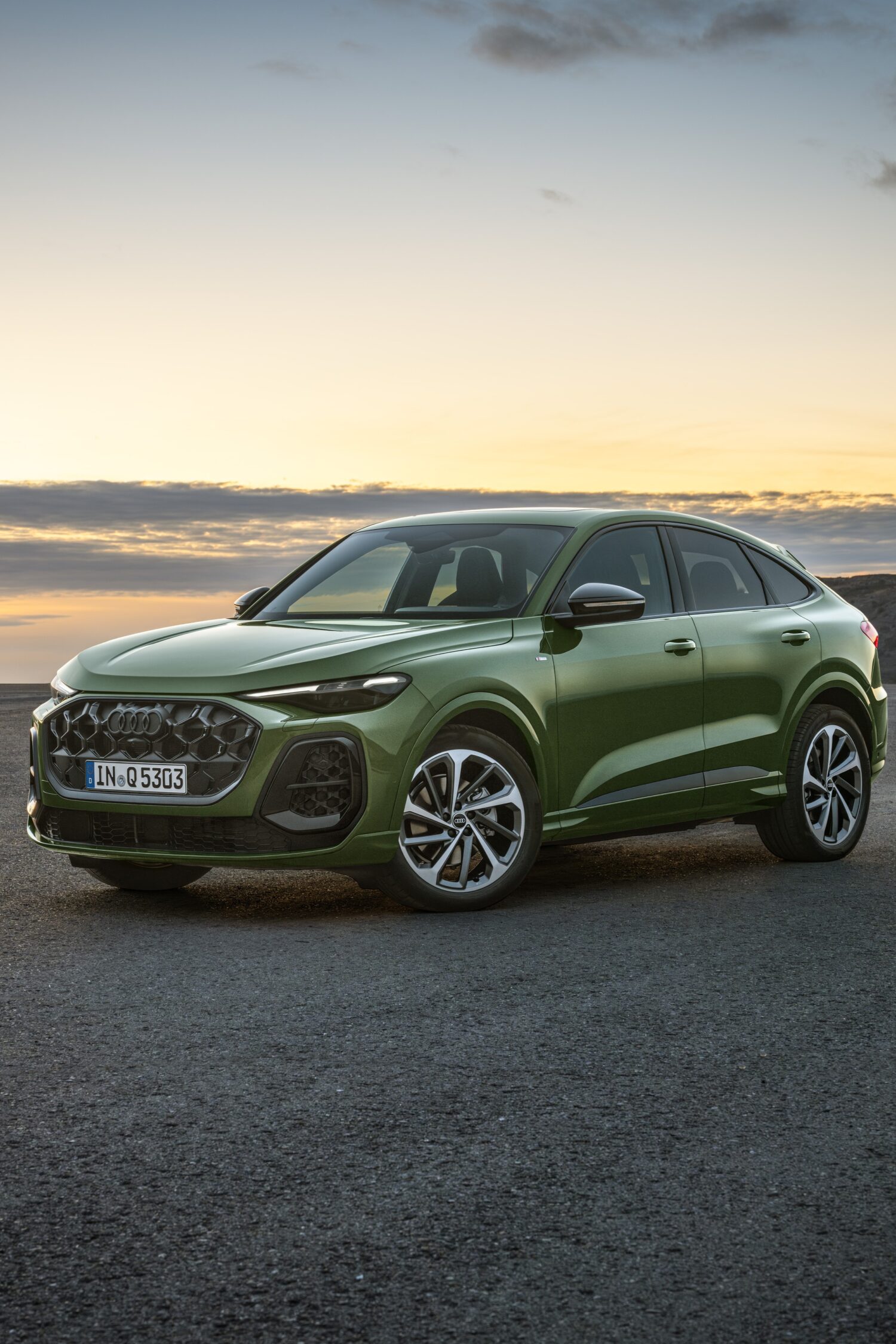 新型アウディQ5/SQ5スポーツバックは、SUVのクラシックなプロポーションを強調し、スタイリッシュなスタイルにより、さらにダイナミックなシルエットを生み出す。