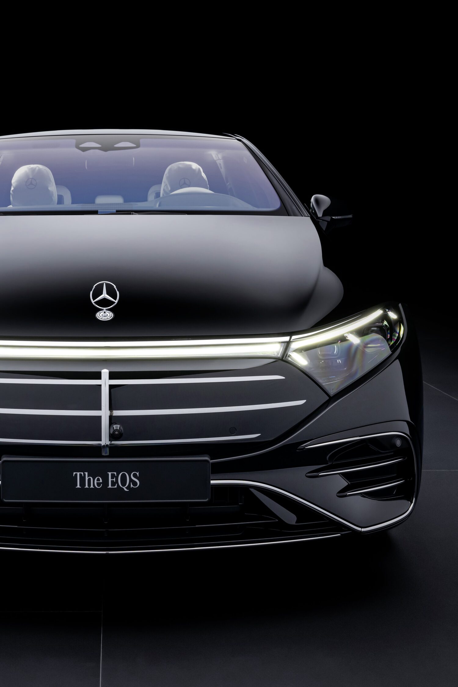 2022年にメルセデス・ベンツ初のラグジュアリー電気自動車として日本に導入された「EQS」は、長年培ってきたラグジュアリーと快適性の理想を実現したモデルとなる。
