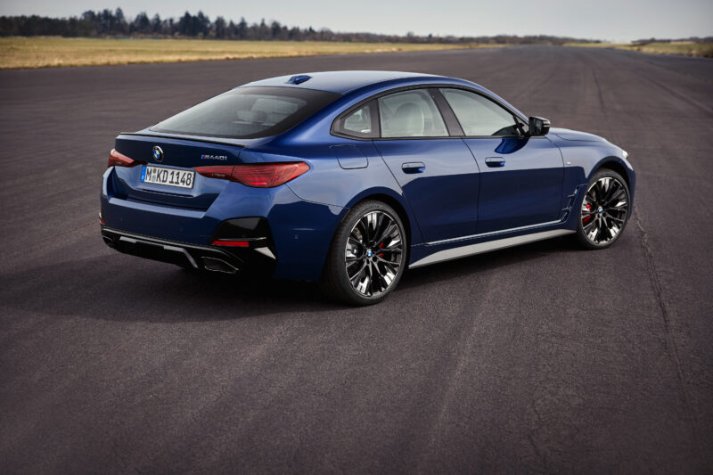 BMW 4シリーズ・グランクーペ　電気自動車i4も新型へ　精悍なイメージを助長