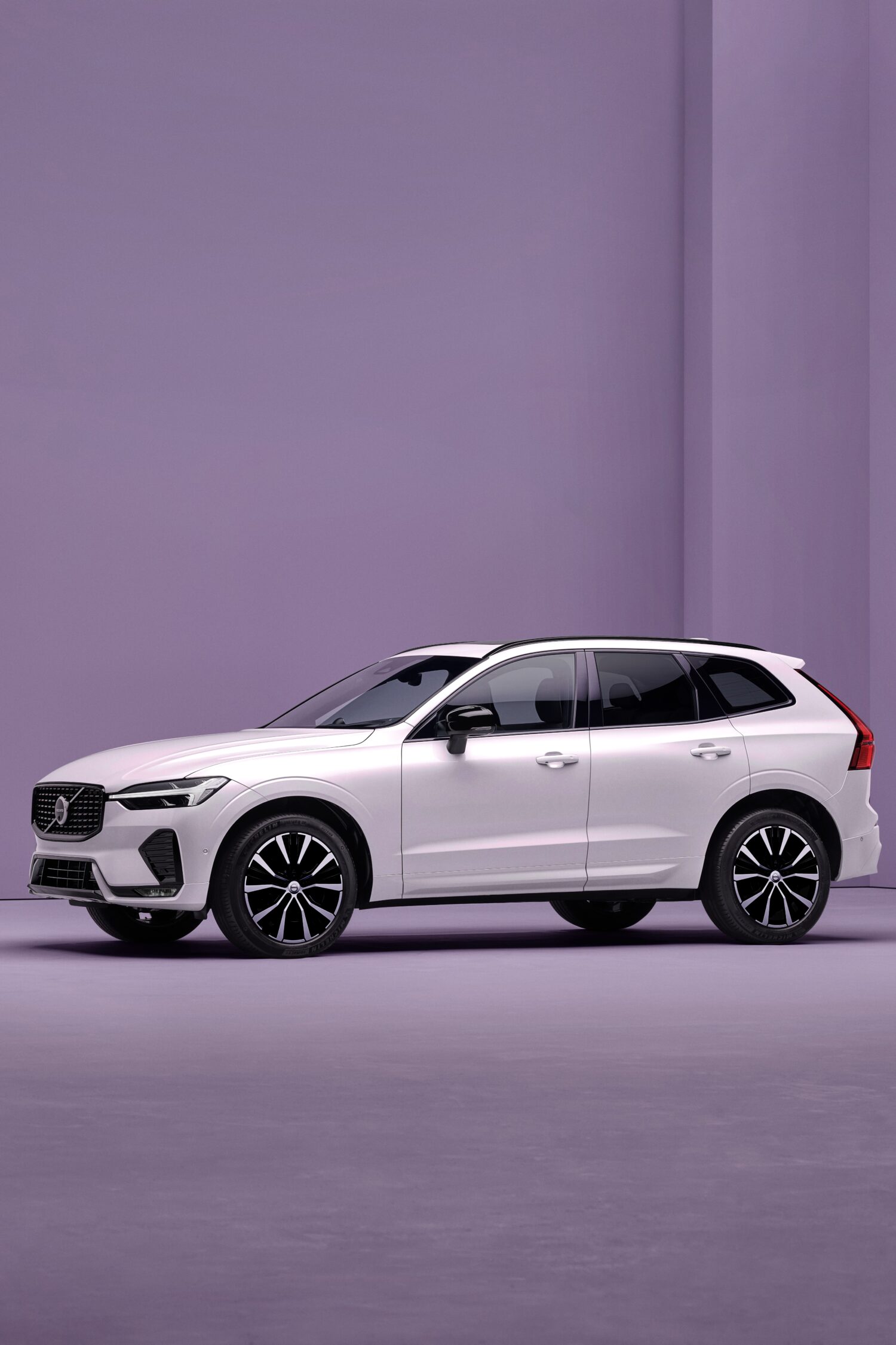 ボルボXC60 ダークエディションは、V60やXC40で好評を博した引き締まったスタイリングのエクステリアと、上質で快適なインテリアを併せ持つ特別なXC60だ。