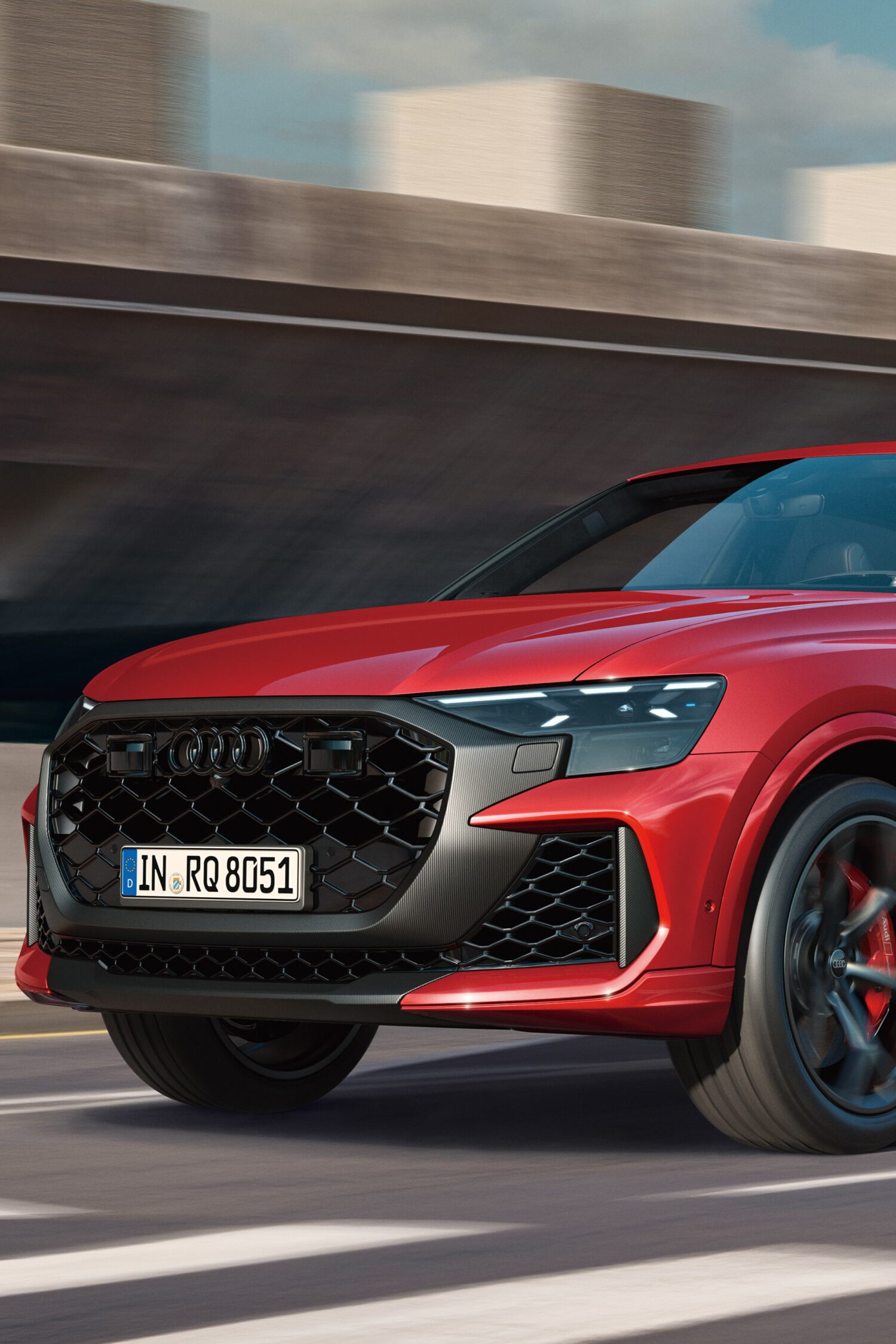 Q8シリーズの頂点に位置付けられるモデルとして、RS Q8パフォーマンスは情熱、誇り、日常使用のバランスを組み合わせ、刺激的な体験をドライバーに提供する。
