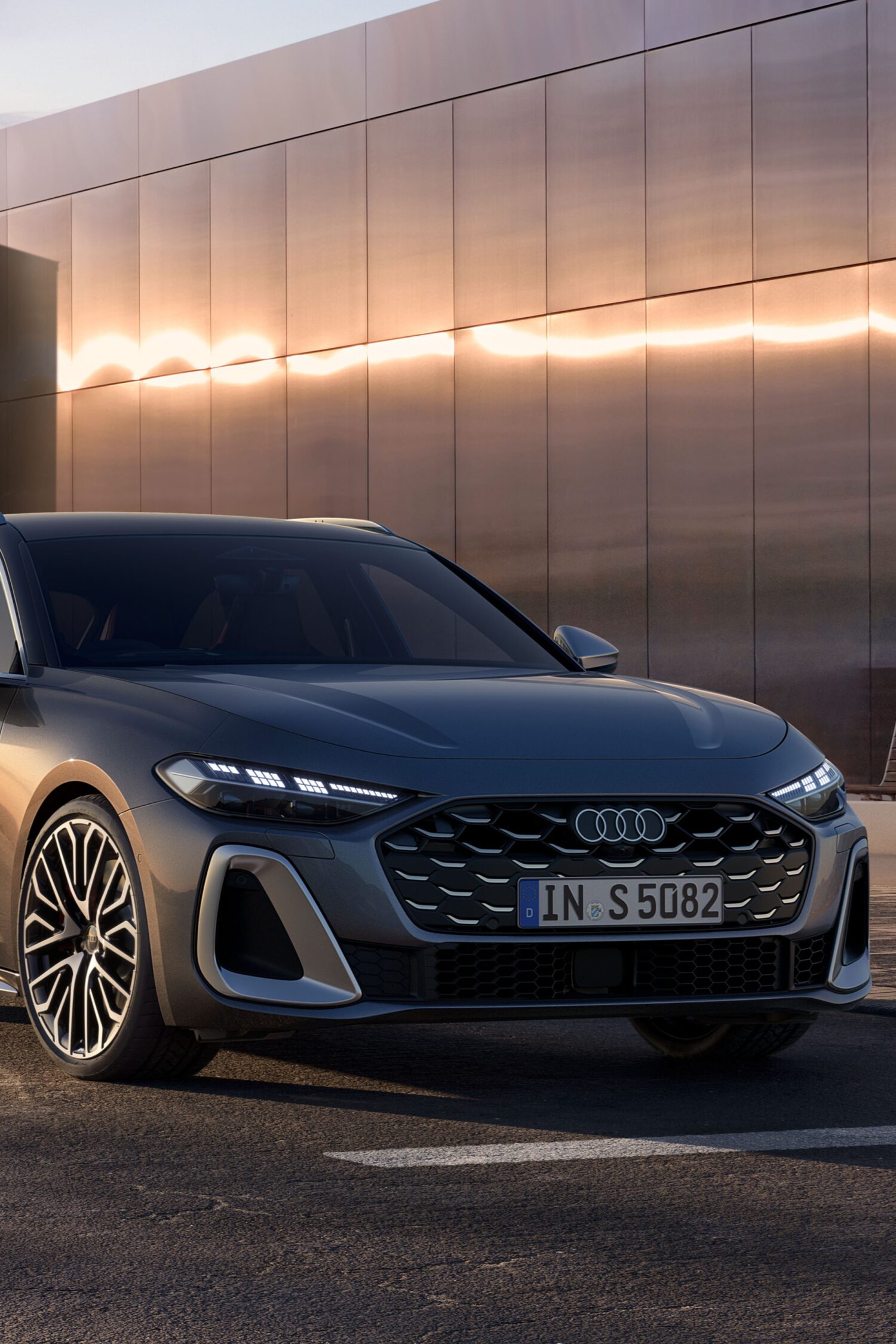 A5/S5は、初代から30年を超えてベストセラーとなるA4の成功の歴史を継承。A5/A5アバントおよびS5/S5アバントの4つの新しいバリエーションを展開する。