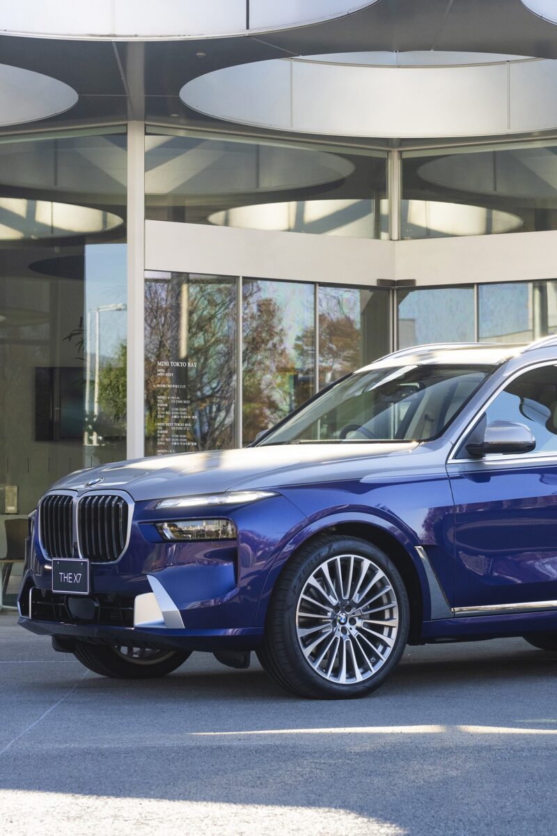 「錦ラウンジ」は、BMW X7をベースに、日本の伝統工芸を惜しみなく施しその魅力を高めたコンセプト・モデルであり、「夜のとばりが下りた世界」を表現している。