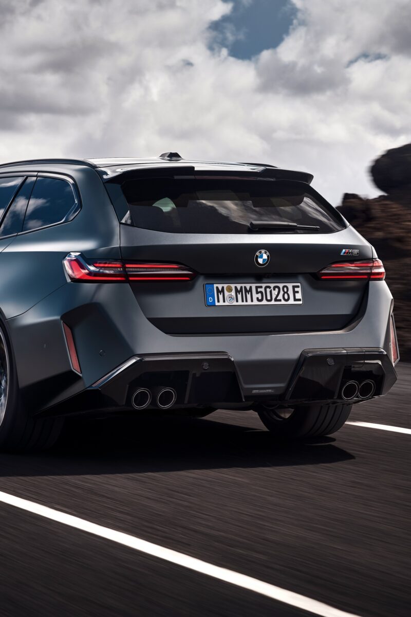 M5ツーリングは、過去に第3/第5世代に設定されているが、両モデルとも日本での正規輸入販売は行なっておらず、今回発表の新型が日本で初の正規導入モデルとなる。