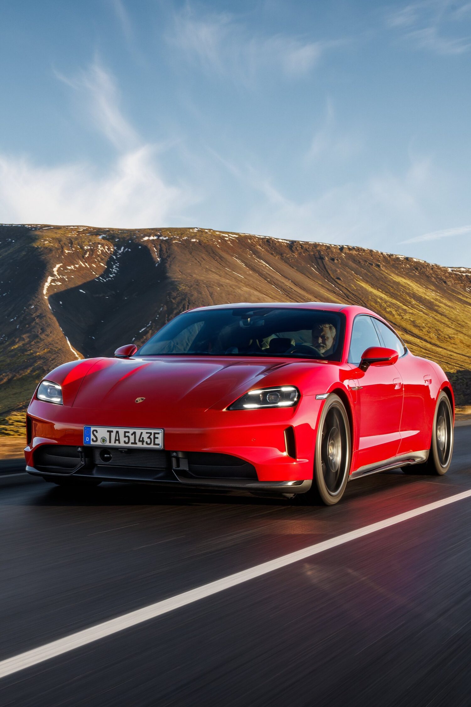 ポルシェは、新型タイカン4およびタイカンGTSの予約受注を開始。メーカー希望小売価格（税込）はそれぞれ1416万円と1952万円で左ハンドルも用意される。