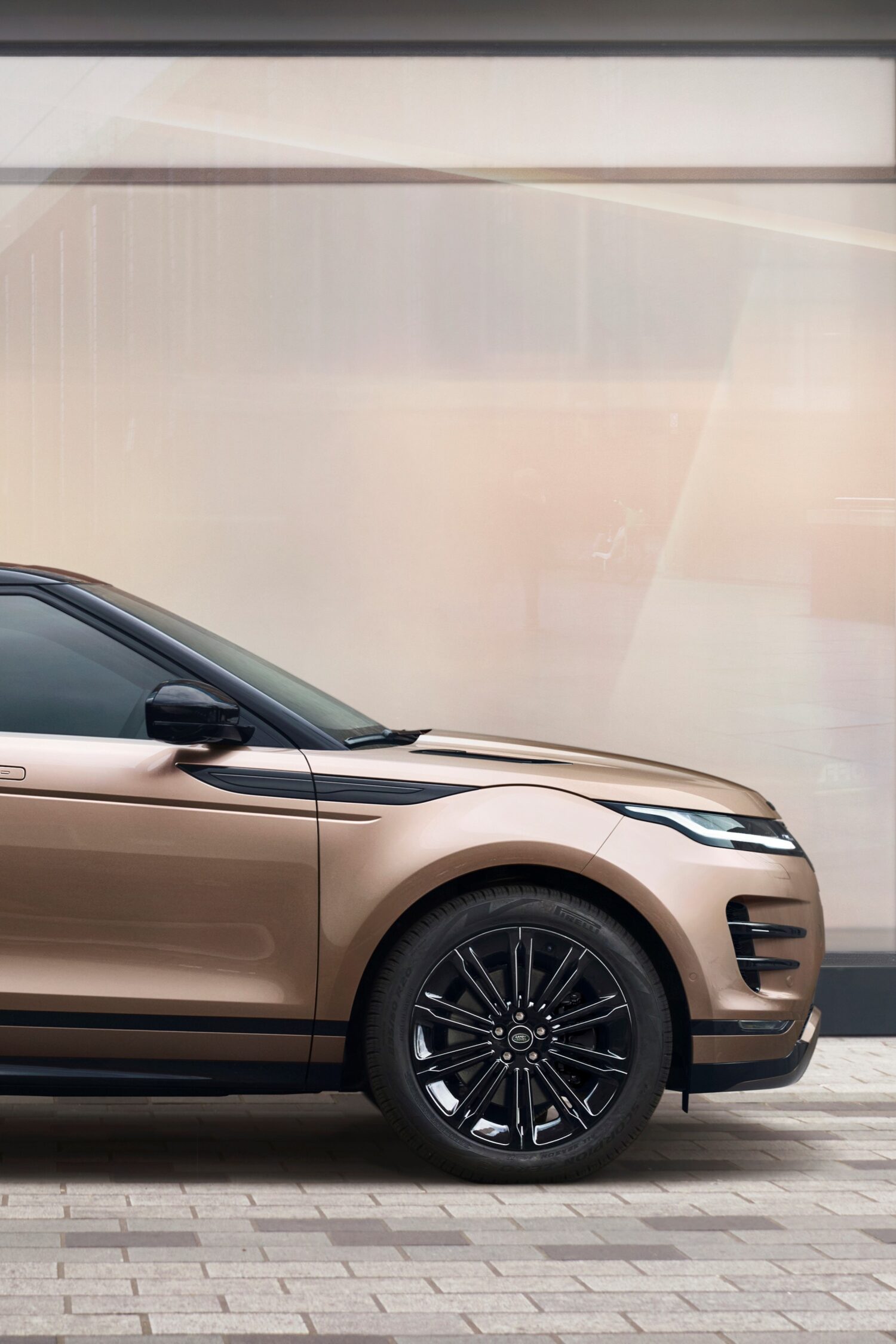 レンジローバー・イヴォークは2026年モデルの受注を開始。PHEVモデル「P300e」に新たにエントリーグレード「S」および「ダイナミックSE」を導入している。