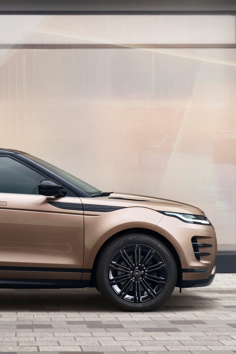 レンジローバー・イヴォークは2026年モデルの受注を開始。PHEVモデル「P300e」に新たにエントリーグレード「S」および「ダイナミックSE」を導入している。